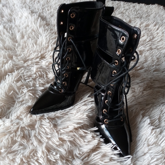 Fashion nova black cut out boots with heel - Picture 7 of 12